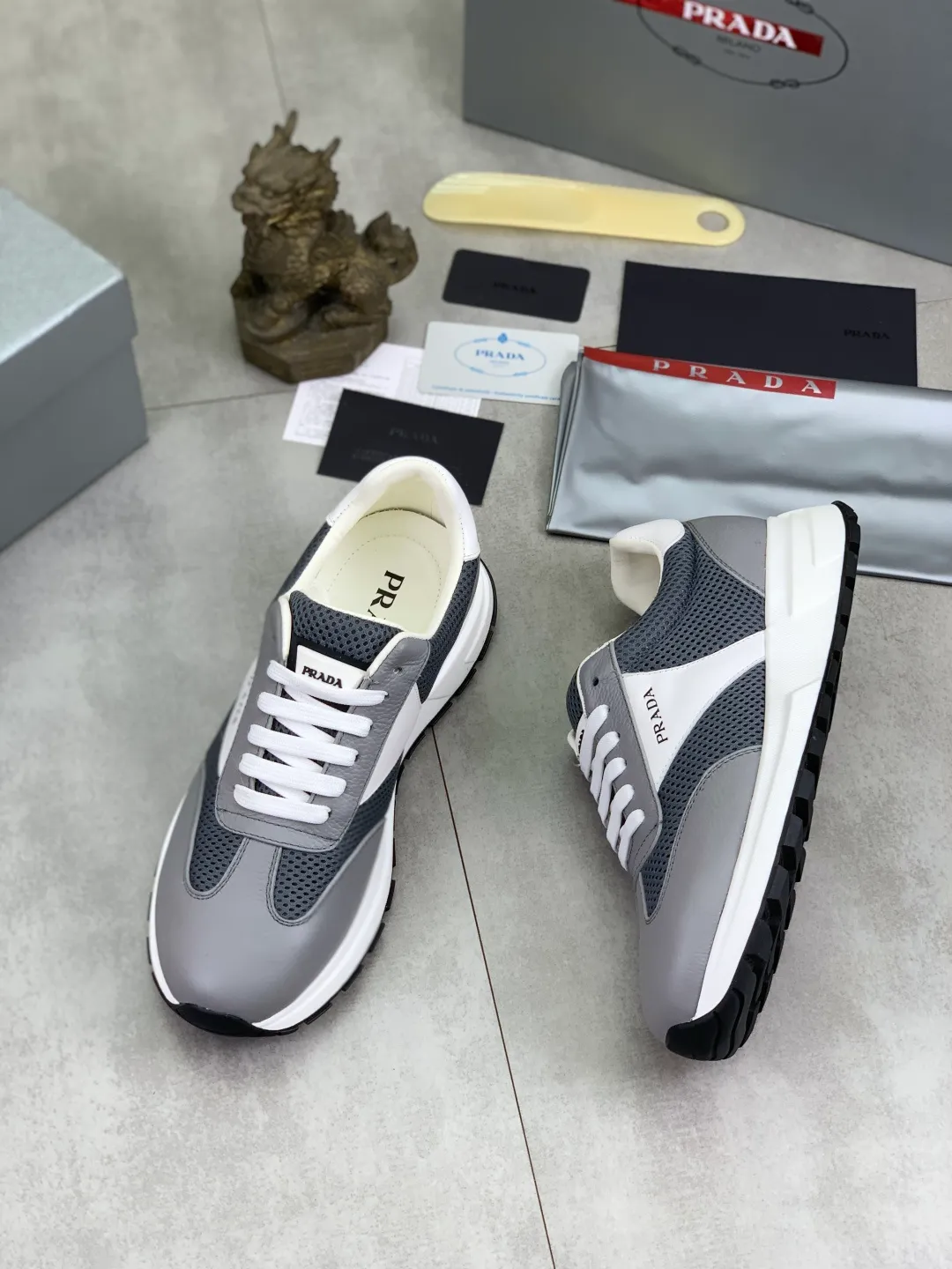 Men's Men's Shoes 💰P560 💰【New Style】 The latest model of high-quality PRADA classic men's shoes has been launched on the official website at a 1:1 replica, synchronized in Hong Kong and on the same catwalk; all made of calfskin➕imported cowhide lining, 🍡🍡original rubber outsole, non-slip and wear-resistant; comfortable on the feet, attractive style, fine workmanship, and simple and neat shoe lasts, highlighting a man's courage and toughness, 👍size 38 to 44 (45 can be customized) black White color🉑️choose